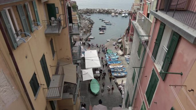 欧洲、意大利、利古里亚、五渔村——无人机鸟瞰里奥马焦雷——五渔村是越来越受游客欢迎的旅游景点，来自世