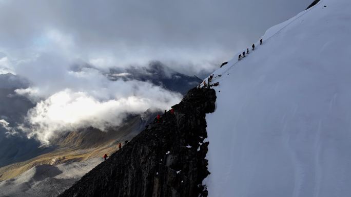 航拍攀登横断山脉乌库楚雪山的登山者