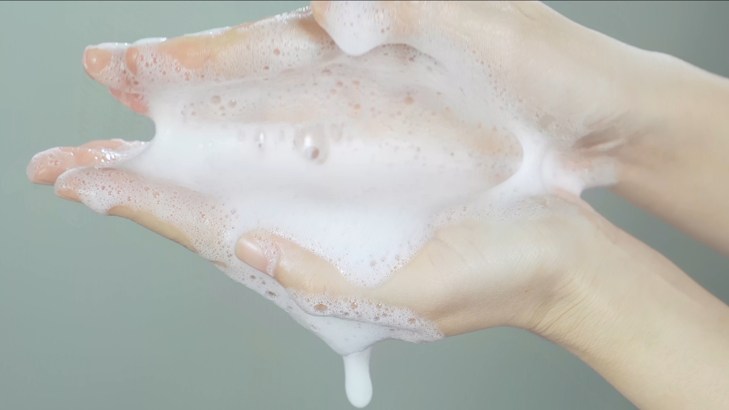 洗面奶泡沫手部揉搓4k展示视频