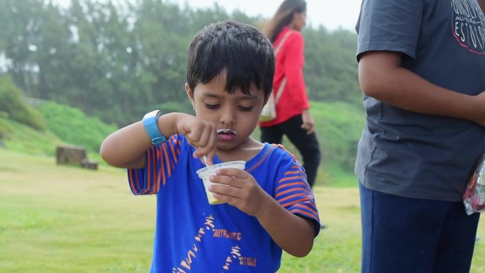 外国吃冰淇淋的小男孩