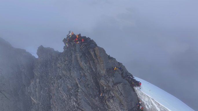 航拍登顶横断山脉乌库楚雪山的登山者