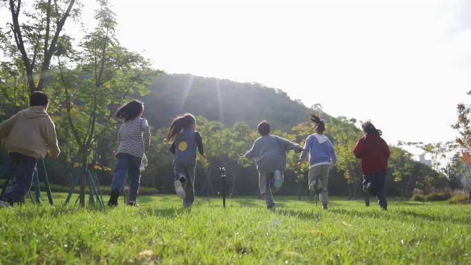 小学生草地上 奔跑的孩子们 追逐玩耍游戏