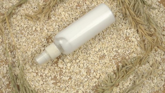 以燕麦为基础的化妆品制备是在燕麦片和燕麦穗上进行的