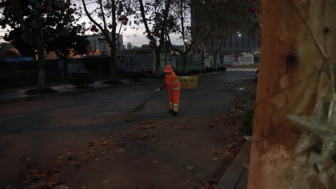 清洁工扫树叶马路