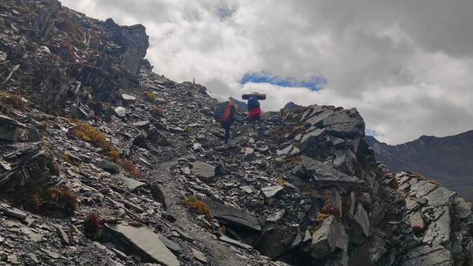 攀登横断山脉乌库楚雪山的登山者徒步进山