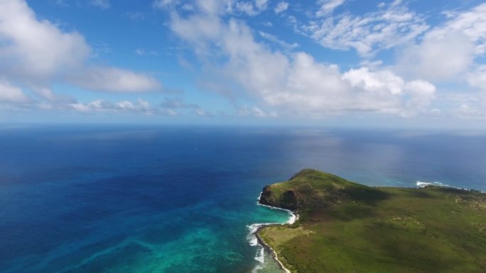 高空航拍大海蓝天白云全景背景素材