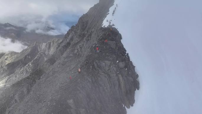 航拍攀登横断山脉乌库楚雪山的登山者