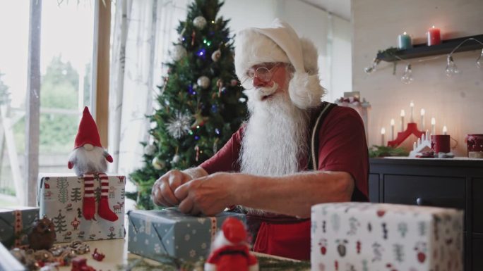 北欧的圣诞老人在客厅里小心地包装礼物