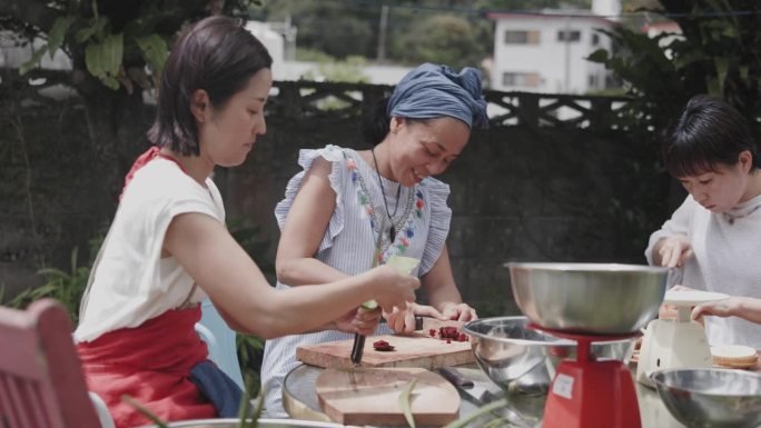 一群日本妇女用她们的有机菜园作物制作排毒果汁