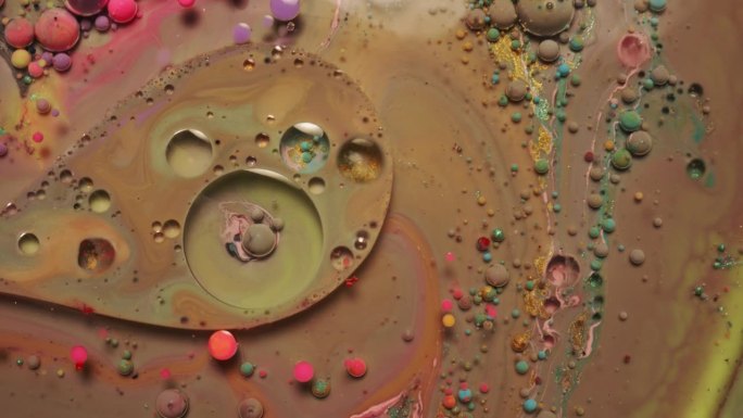 彩虹泡泡的墨水在水中。颜色旋转并混合在一起