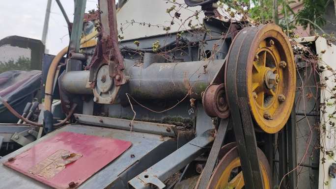 废旧物品弃掉的旧机械损坏了的水稻收割机