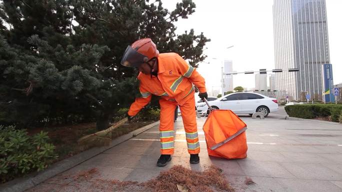 清洁工扫树叶马路