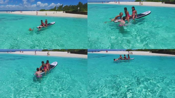 外国小孩们海里戏水玩冲浪板