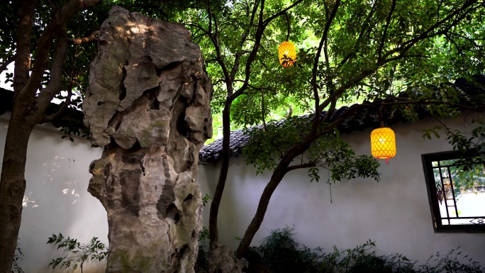南京夫子庙瞻园庭院里的古风灯笼和桂花树