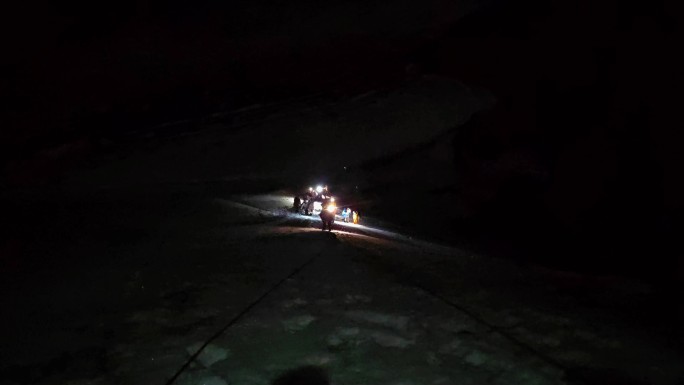 凌晨出发攀登乌库楚雪山的登山者