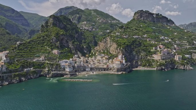 阿马尔菲意大利航拍v5电影飞越蔚蓝的大海捕捉风景如画的风景僻静的沿海阿特拉尼镇村庄巢在山谷在夏天-拍