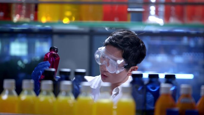 色彩化学试剂实验室染料工作人员专心实验