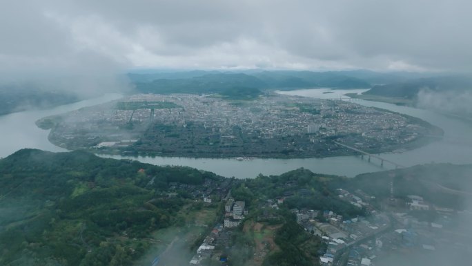 四川阆中古城全景（云雾）