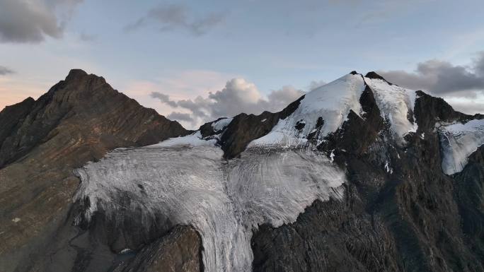 航拍四川甘孜横断山脉乌库楚雪山风光