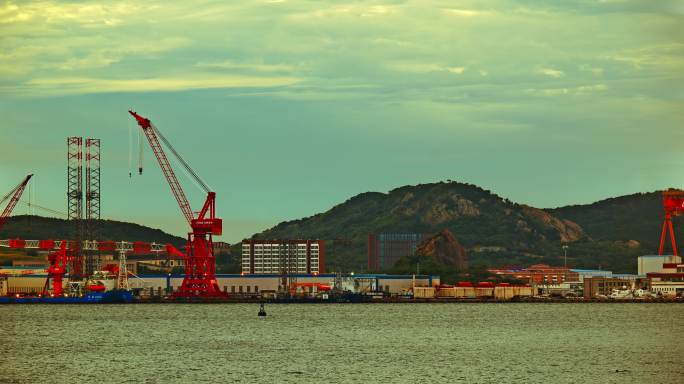 青岛海上日出 青岛港早晨 巨轮航行 港口