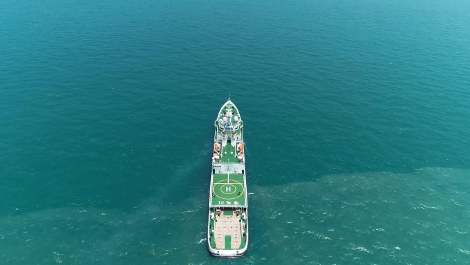 海巡01船舶货轮海上航拍横渡潮水分界线