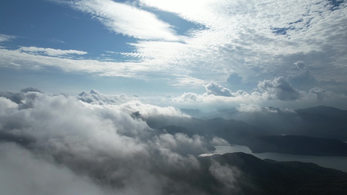 飞出云层 飞出云海 穿出云层  穿出云海