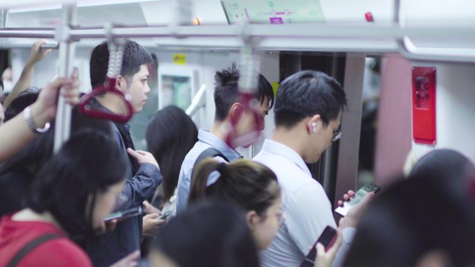 4K实拍广州地铁低头族人们玩手机