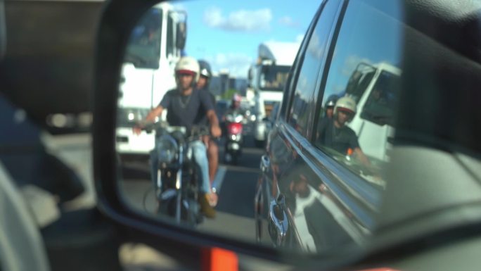 国外道路堵车后视镜中摩托车经过