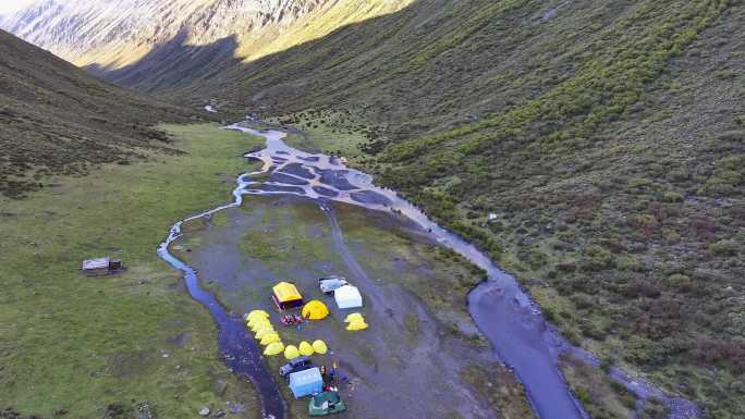 航拍攀登乌库楚雪山的登山者大本营营地