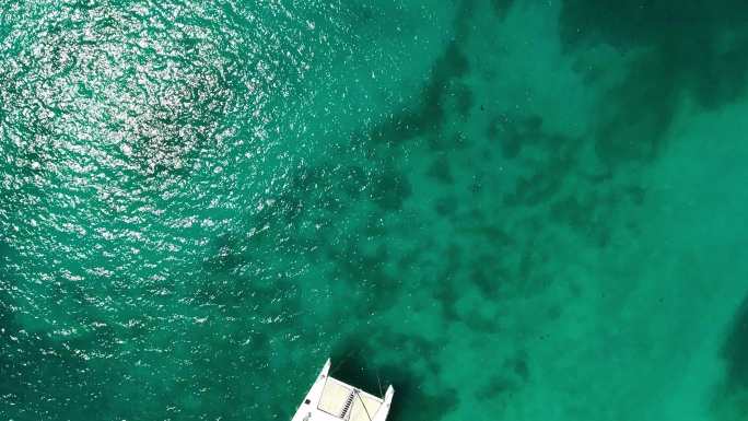 俯拍波光粼粼的海面海水