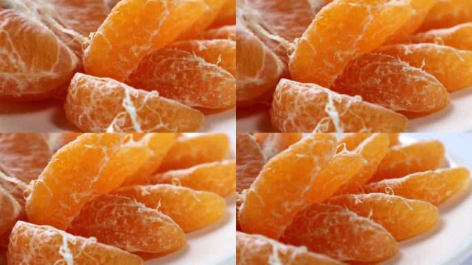 白色盘子里的新鲜橙子。