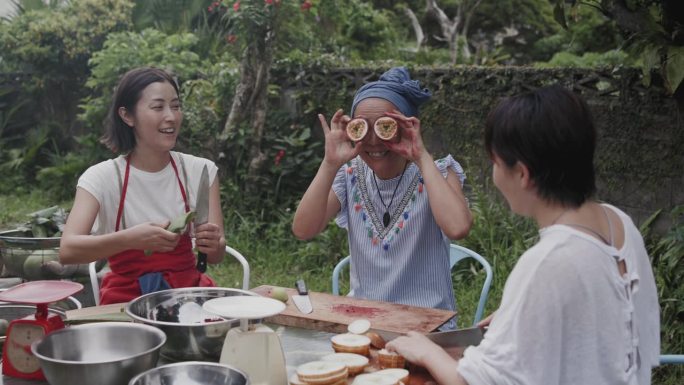 日本妇女用她们的菜园作物制作有机果汁