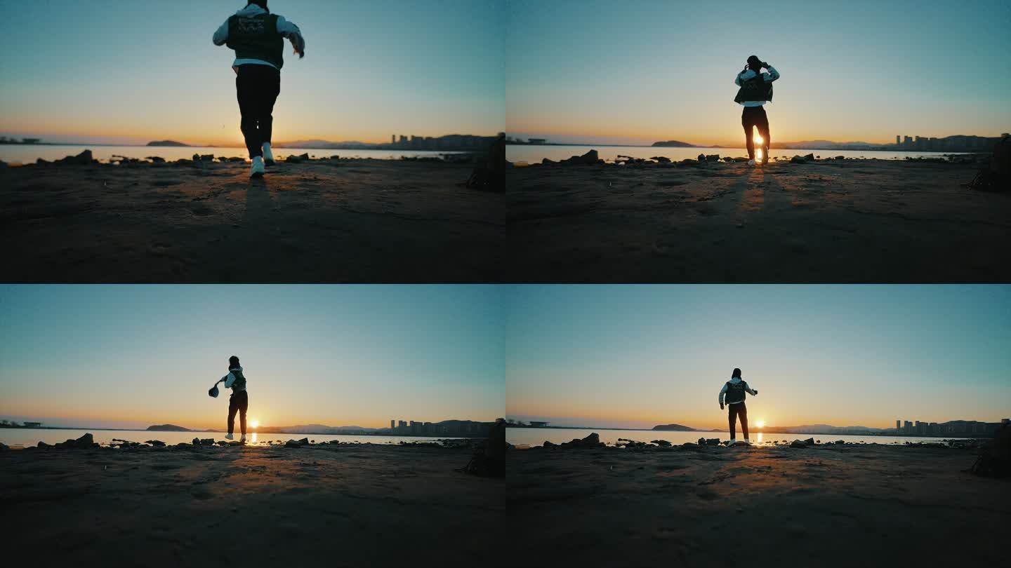 一个人朝着日落的海边跨步前进