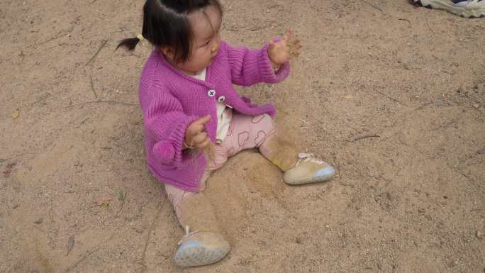 玩沙子的小孩子开心的笑容