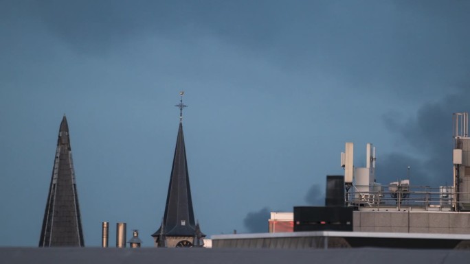 在比利时的安特卫普，当烟雾弥漫，灯光渐暗时，屋顶上的锅。