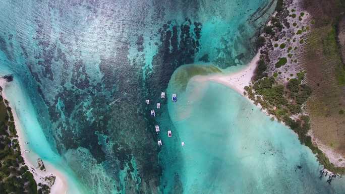 俯拍蓝色大海游船海上风景