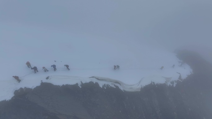 航拍攀登横断山脉乌库楚雪山的登山者