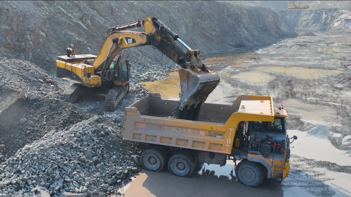 挖掘机工地施工矿山挖矿采石场挖土机卡车