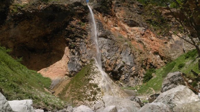 在一个阳光明媚的日子里，在斯洛文尼亚索尔卡瓦的洛加尔山谷里，林卡瀑布的慢动作镜头