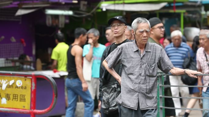 香港街头观望的老人