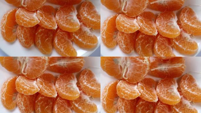 白色盘子里的新鲜橙子。