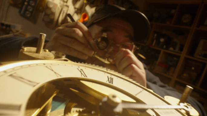 钟表匠人维修钟表师机械时间