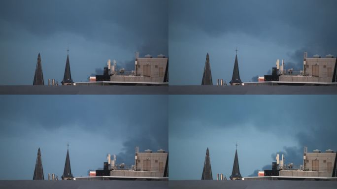 比利时安特卫普，烟雾从屋顶上吹过，光线渐渐暗淡。