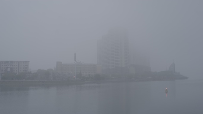 大雾中的江边半岛