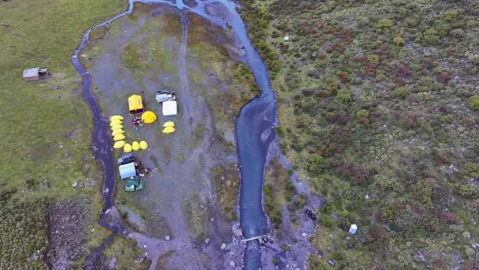 航拍攀登乌库楚雪山的登山者大本营营地