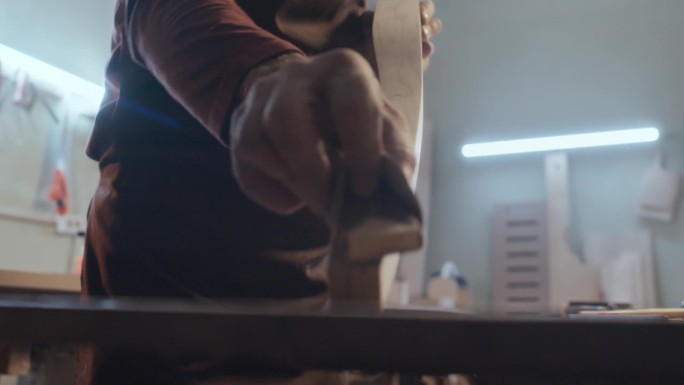 木工在打磨木材干时使用特殊技术