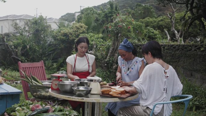 一群日本妇女用她们的有机菜园作物制作排毒果汁