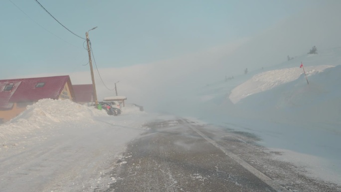 大镜头的道路在山区和大量的雪旁边。