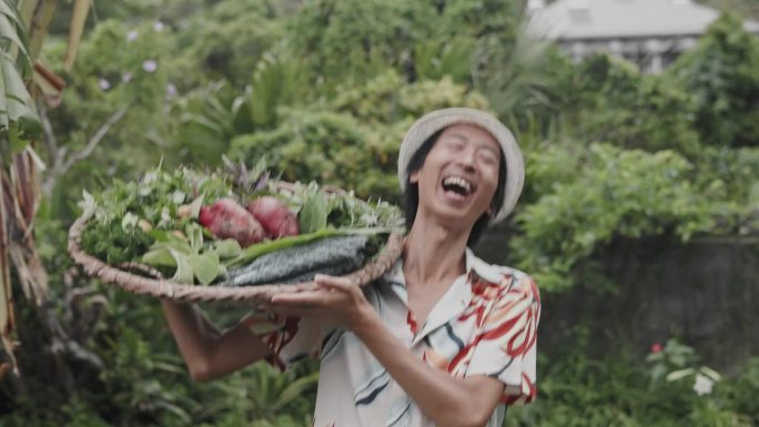 快乐的日本人带着一篮子新鲜蔬菜