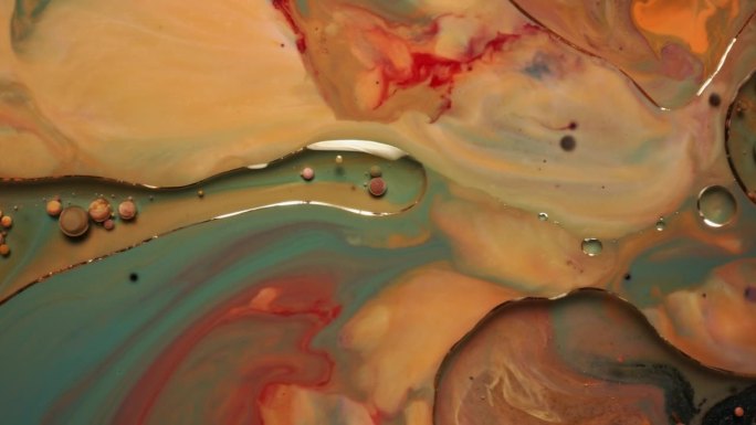彩虹泡泡的油漆在水中。混合在一起